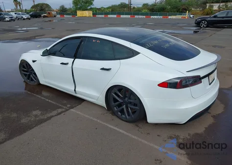 2022 Tesla Model S Plaid Tri Motor All-Wheel Drive z USA, uszkodzony, nr VIN 5YJSA1E65NF461065